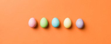 Bayram hazırlığı. Renkli arka planda Paskalya yumurtaları. Pastel renginde Paskalya yumurtası. Kopyalama alanı olan tatil kavramı.