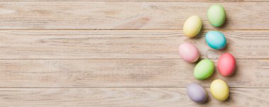 Bayram hazırlığı. Renkli arka planda Paskalya yumurtaları. Pastel renginde Paskalya yumurtası. Kopyalama alanı olan tatil kavramı.