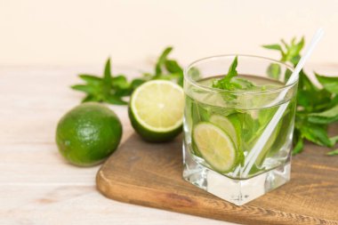 Mojito kokteyli. Limonlu, limonlu ve naneli mojito kokteylini uzun bir bardakta sopayla tazeliyorum..