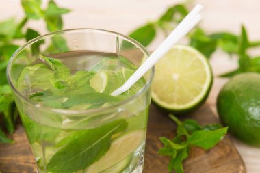 Mojito kokteyli. Limonlu, limonlu ve naneli mojito kokteylini uzun bir bardakta sopayla tazeliyorum..
