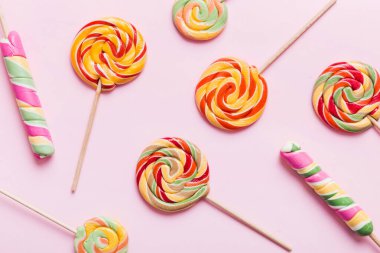 Renkli arka planda renkli lolipoplar. Yaz kavramı. Parti Mutlu Yıllar ya da Minimalist Kavram.