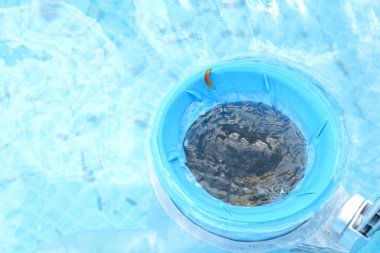 Havuzu temiz suyla temizlemek için mavi kaymağın üst görüntüsü. Kirli havuz temizleme konsepti.