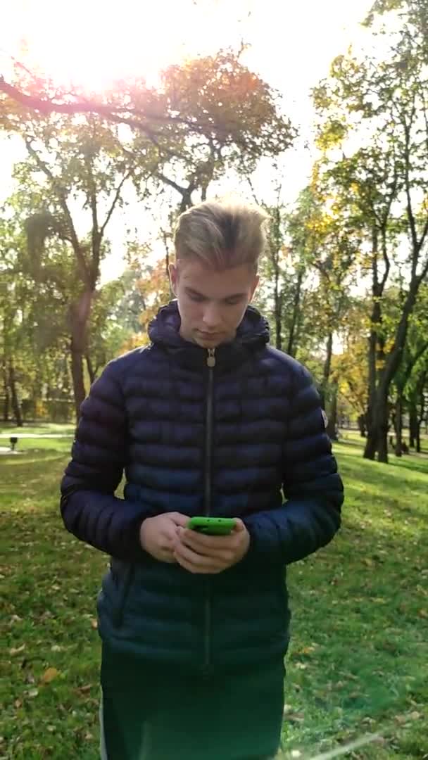 Giovane Bel Ragazzo Giacca Blu Utilizza Telefono Cellulare Mentre Nel — Video Stock