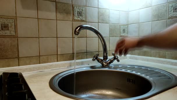 Der Mensch Öffnet Den Wasserhahn Und Schließt Ihn Dann Wieder — Stockvideo