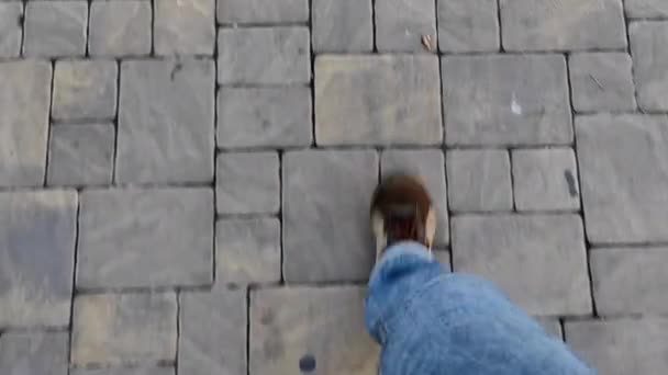 Pohled Vrcholu Nohou Muže Kráčejícího Šedé Slínkové Dlažbě Muž Teniskách — Stock video