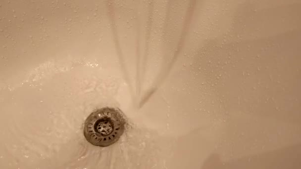 Csapból Víz Folyik Fürdőkádba Lefolyóba Vízcseppek Fürdő Belsejében Top Kilátás — Stock videók