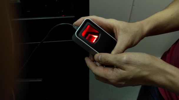 Mann Legt Finger Auf Fingerabdrucksensor Scannen Von Fingerabdrücken Und Biometrischem — Stockvideo