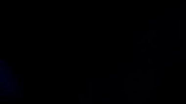 Diskodaki renkli ışıkların parıltısı. Renk parıltısı, farklı renkte soyut parıltılar, disko müziği. Müzik sahnesinde ışıklar yanar. Konser ışığı. Konser üzerinde ışık efektleri.