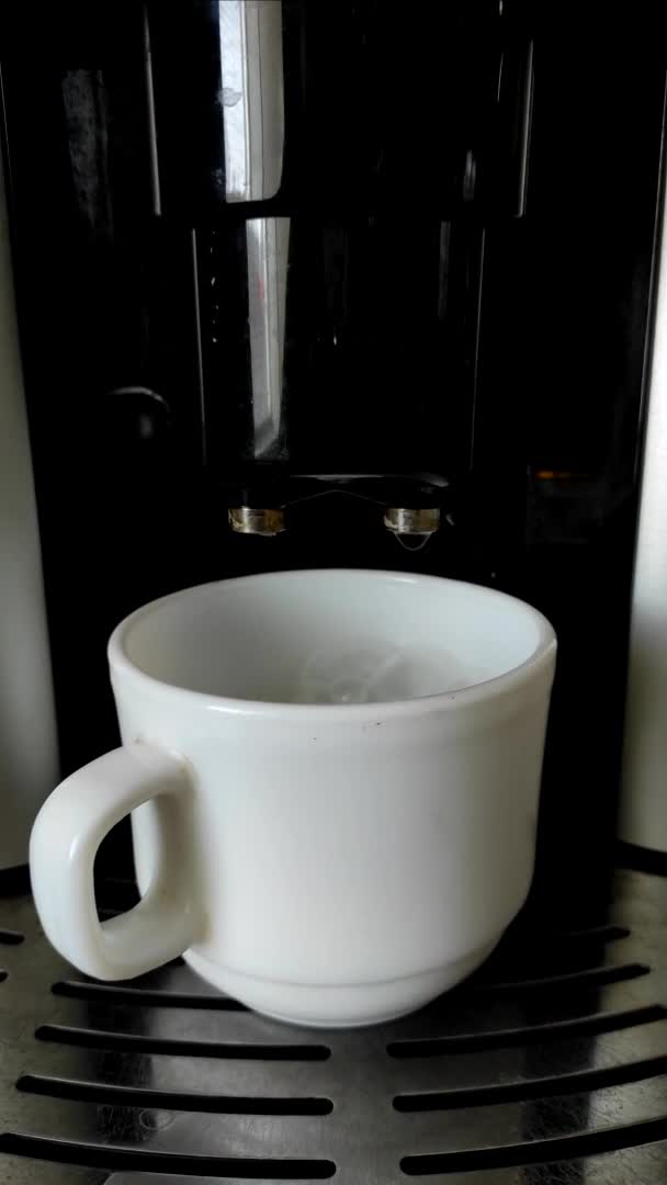 Vertikal Video Att Göra Cappuccino Kaffemaskin Närbild Som Kaffe Hälls — Stockvideo