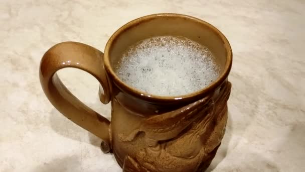 Taza Arcilla Con Cerveza Cerveza Espumosa Vaso Barro Cerveza Espuma — Vídeos de Stock