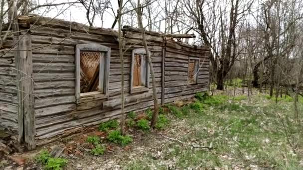 Zerstörtes Verlassenes Haus Ukrainischen Dorf Aus Holzstämmen Altes Verlassenes Holzhaus — Stockvideo