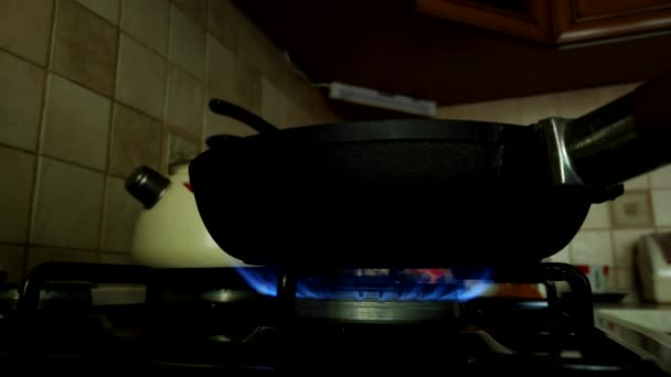 Primer Plano Una Cocina Gas Con Quemador Una Sartén Ella — Vídeos de Stock