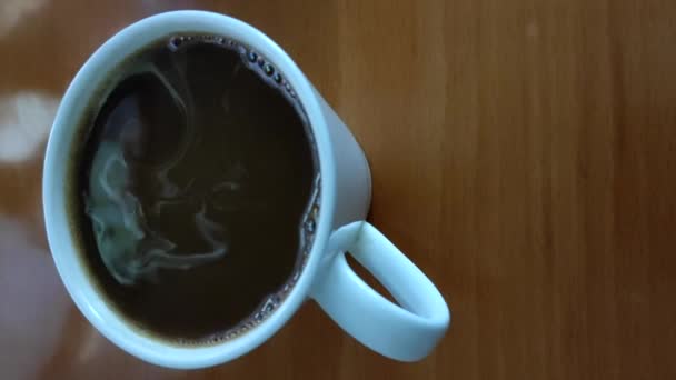 Κάθετη Βίντεο Ένα Φλιτζάνι Καφέ Κρέμα Γάλακτος Γάλα Κρέμα Διαλύεται — Αρχείο Βίντεο