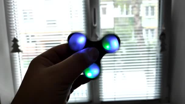 Draaiende Spinner Met Led Licht Hand Van Mens Gewiebelde Spinner — Stockvideo