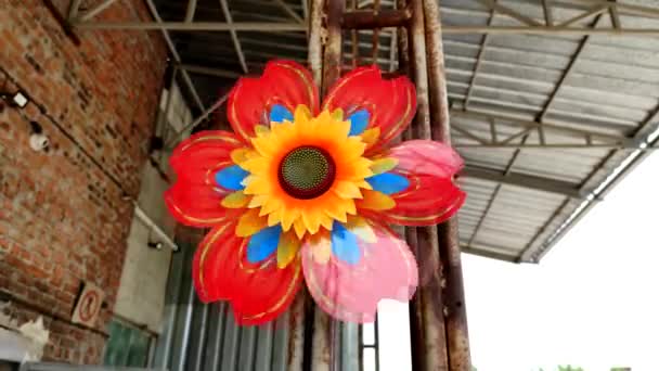 Spielzeugwindmühle Form Einer Sonnenblume Auf Dem Industriellen Hintergrund Konzept Alternative — Stockvideo