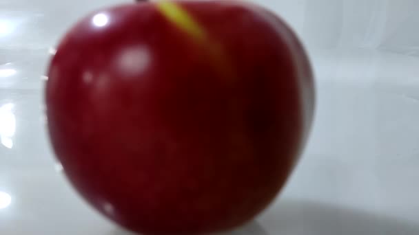 白の背景においしい美しい赤いリンゴ 距離とズームの効果を持つビデオ 白い背景に赤いリンゴが動きをズームアウト — ストック動画