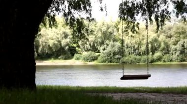 Nehir kıyısındaki bir ağaçta zincir sallanıyor. Yalnızlığın ve hatıraların sembolü..