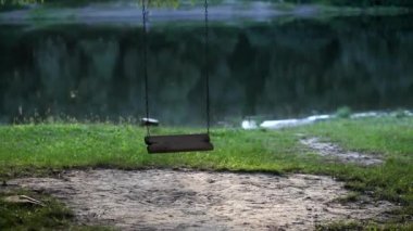 Nehir kıyısındaki bir ağaçta zincir sallanıyor. Yalnızlığın ve hatıraların sembolü..