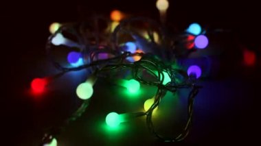 Bir sürü renkli Noel çelengi lambası yanıp sönüyor. Parlayan Noel çelengi. Soyut bir arkaplan olarak çok renkli yılbaşı ağacı ışıklandırması LED 'leri. Mockup, boşluğu kopyala.