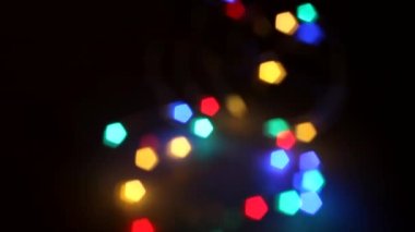 Çok renkli bokeh ışıkları arka planda. Soyut Odaklanmış Işıklar. Bokeh Noel ışıkları yanıp sönüyor.