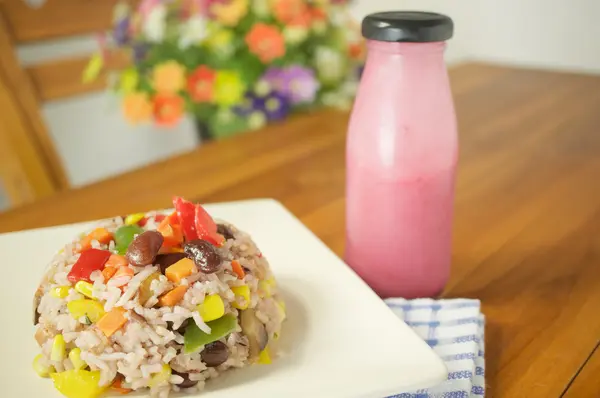 Fried rice vegetarian with salad dressing — Zdjęcie stockowe