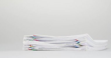 Yığın evrak ile beyaz tablo zaman atlamalı zarfta tekrar