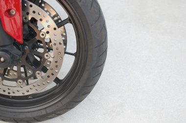 Siyah magnezyum alaşım jant kırmızı motosiklet ve disk fren