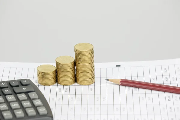 Potlood en stap stapel van gouden munten met witte achtergrond — Stockfoto