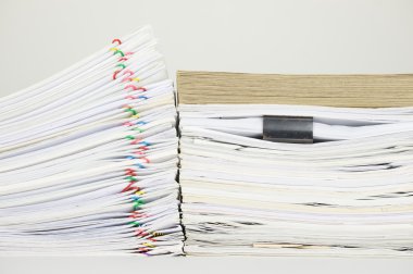 Aşırı yük evrak var beyaz arka plan ile belge üzerinde kahverengi zarf