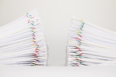 Çift yığın aşırı belge beyaz arka plan raporu