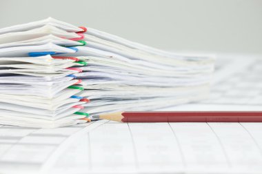 Kahverengi kalem ve evrak beyaz arka plan üzerinde aşırı