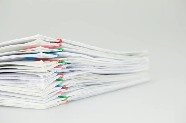 Högen överbelastning pappersarbete rapport på vit bakgrund — Stockfoto