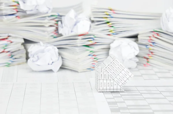 La casa fallimentare ha palla di carta sfocata sui documenti come sfondo — Foto Stock