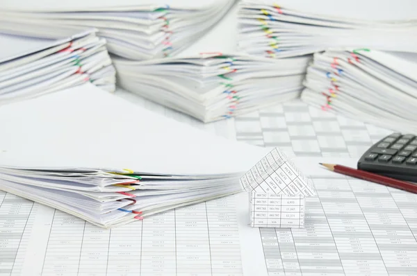 Huis en stapel papierwerk van verslag met kleurrijke paperclip — Stockfoto