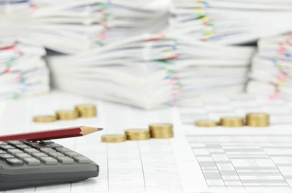 Plaats van het potlood op rekenmachine hebben vervagen stap van gouden munten — Stockfoto