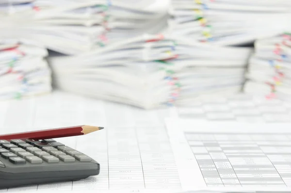 Bleistift auf Taschenrechner mit Finanzkonto — Stockfoto