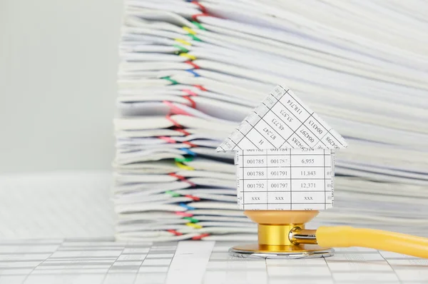 House on yellow and gold stethoscope — Stock Photo, Image