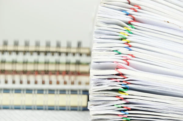 Papel de pila de informe tienen borrón apilar cuaderno como fondo — Foto de Stock