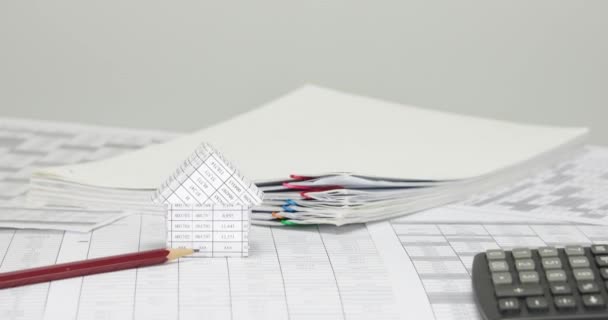 Ev ve kalem ile yığın aşırı kağıt zaman atlamalı bulanıklığı — Stok video