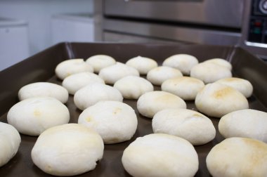 Çin böreği Mung fasulye fırın tepsisi üzerinde