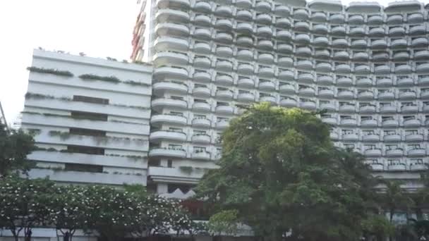 Bianco edificio alto torre dell'hotel lungo il fiume residenziale — Video Stock