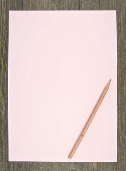 Braune Bleistift auf rosa Papier — Stockfoto