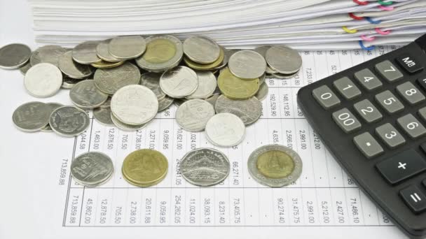 Tellen van munten op financiën rekening en rekenmachine time-lapse — Stockvideo