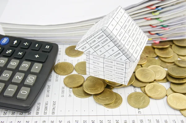 Huis op stapel gouden munten met calculator — Stockfoto