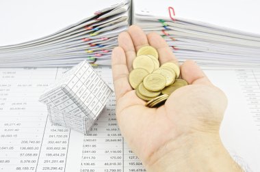 altın satın house için tutan adam