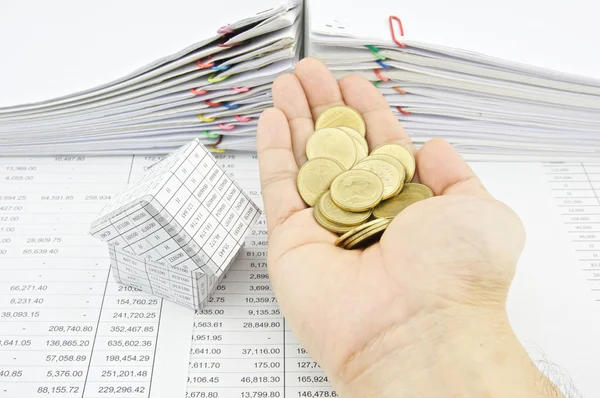 Hombre sosteniendo monedas de oro para comprar casa — Foto de Stock