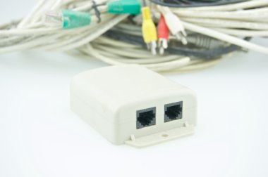 Yığın kablo bilgisayarın önünde beyaz splitter yer