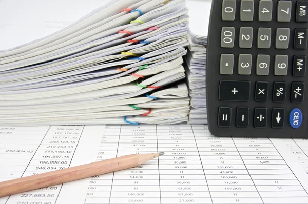 Finans hesabı hesap makinesi ile kalem yer