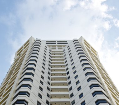 Beyaz bina hotel tower konut ve gökyüzü yüksek