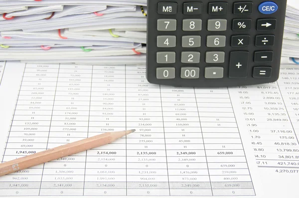 Barna ceruza és függőleges számológép hely a késedelmikamat-számla — Stock Fotó